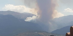 Δασική έκταση στο Άνω Καστρίτσι Αχαΐας καίει πυρκαγιά