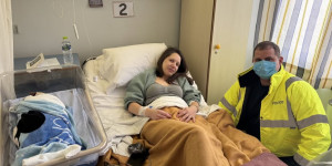 Μεταφορά εγκυμονούσας από αστυνομικό στο Παναρκαδικό νοσοκομείο εν μέσω σφοδρής κακοκαιρίας