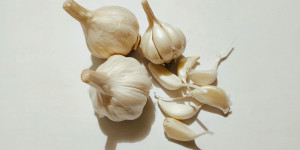Μπορεί το σκόρδο να πάρει τη θέση των στοματικών διαλυμάτων; Η απάντηση από την επιστήμη