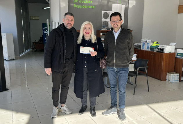 Ο Εμπορικός Σύλλογος Τρίπολης παρέδωσε το μεγάλο δώρο της κλήρωσης στην τυχερή νικήτρια