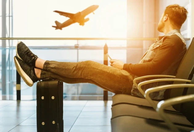 Αεροπορικά εισιτήρια: Ράλι τιμών και κύμα ακυρώσεων βάζουν «φρένο» στα ταξίδια