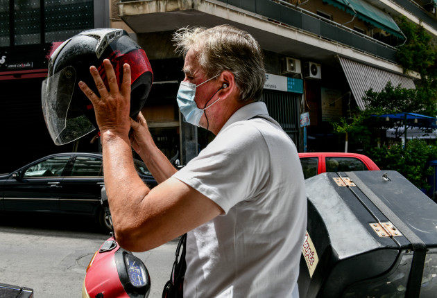 Ανησυχία στα ντελίβερι: Καταγγελίες για «παραθυράκια» στις εφαρμογές – Άλλος εμφανίζεται, άλλος χτυπά την πόρτα