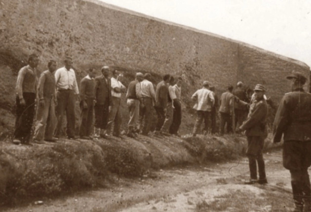 "Όταν αντικρίσαμε τις φωτογραφίες των 200 στην Καισαριανή"