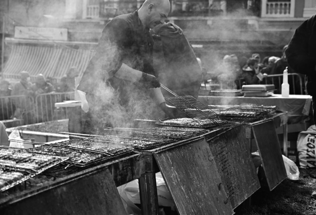 Τσικνοπέμπτη στο μπαλκόνι: Επιτρέπεται η ψησταριά ή σε περιμένει πρόστιμο;