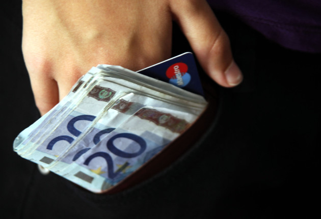 Κατώτατος μισθός 2026: Στο τραπέζι τα 910–920 ευρώ και νέες αυξήσεις σε επιδόματα