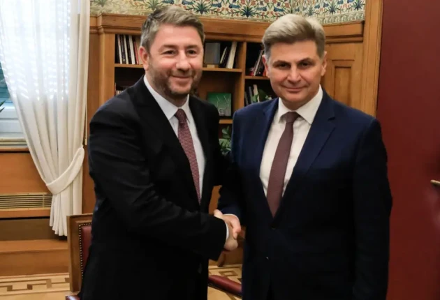 Προσχώρησε στο ΠΑΣΟΚ ο ευρωβουλευτής Νίκος Φαραντούρης