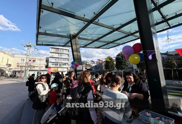 Τρίπολη: Γέμισε πασχαλινές λαμπάδες και φέτος η Πλατεία Πετρινού (pics - vid)