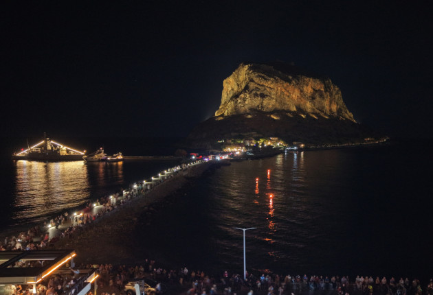 Με φόντο την επέτειο της Απελευθέρωσης φωταγωγήθηκε ο Βράχος της Μονεμβασιάς