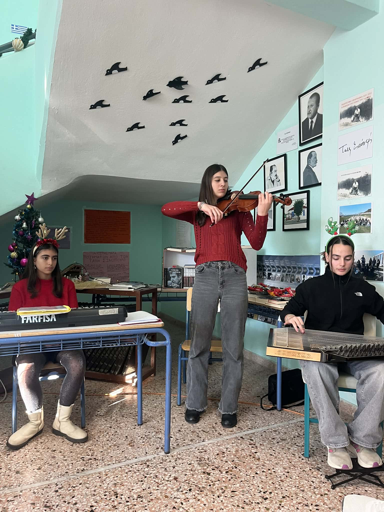 Συγκινητική η χριστουγεννιάτικη εορτή του Γυμνάσιου και Λυκείου Τροπαίων