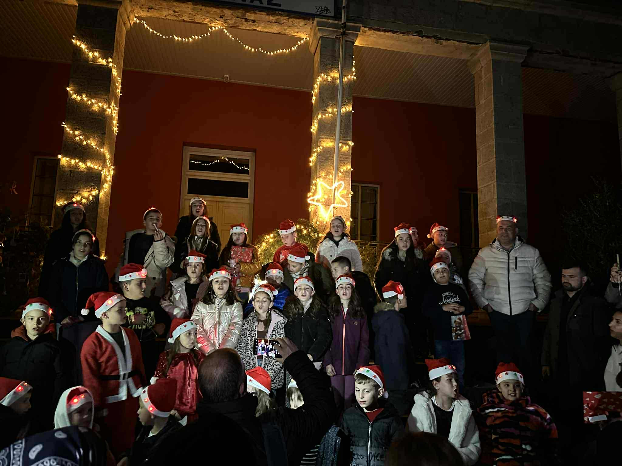 Η Βυτίνα μπήκε στο πνεύμα των Χριστουγέννων με τη συμμετοχή μικρών και μεγάλων