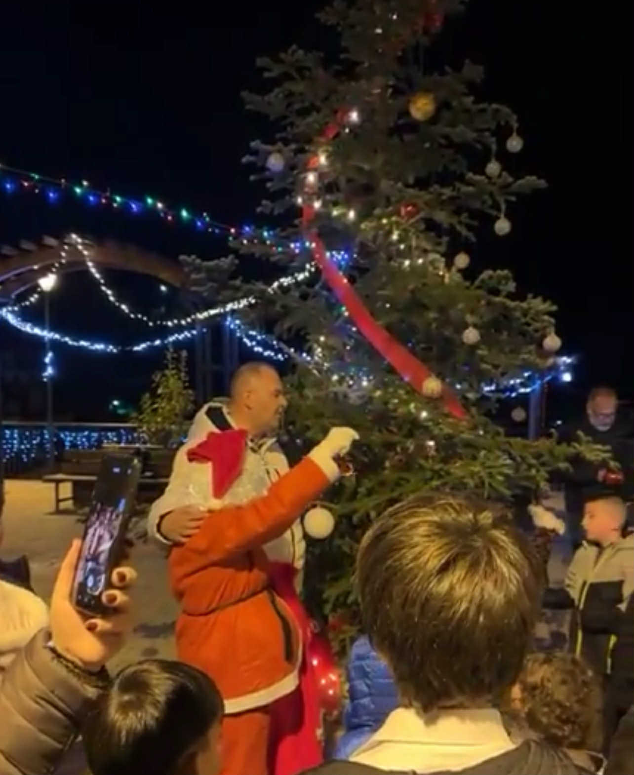 Μια μεγάλη αγκαλιά τα Τρόπαια στη φωταγώγηση του Χριστουγεννιάτικου δέντρου