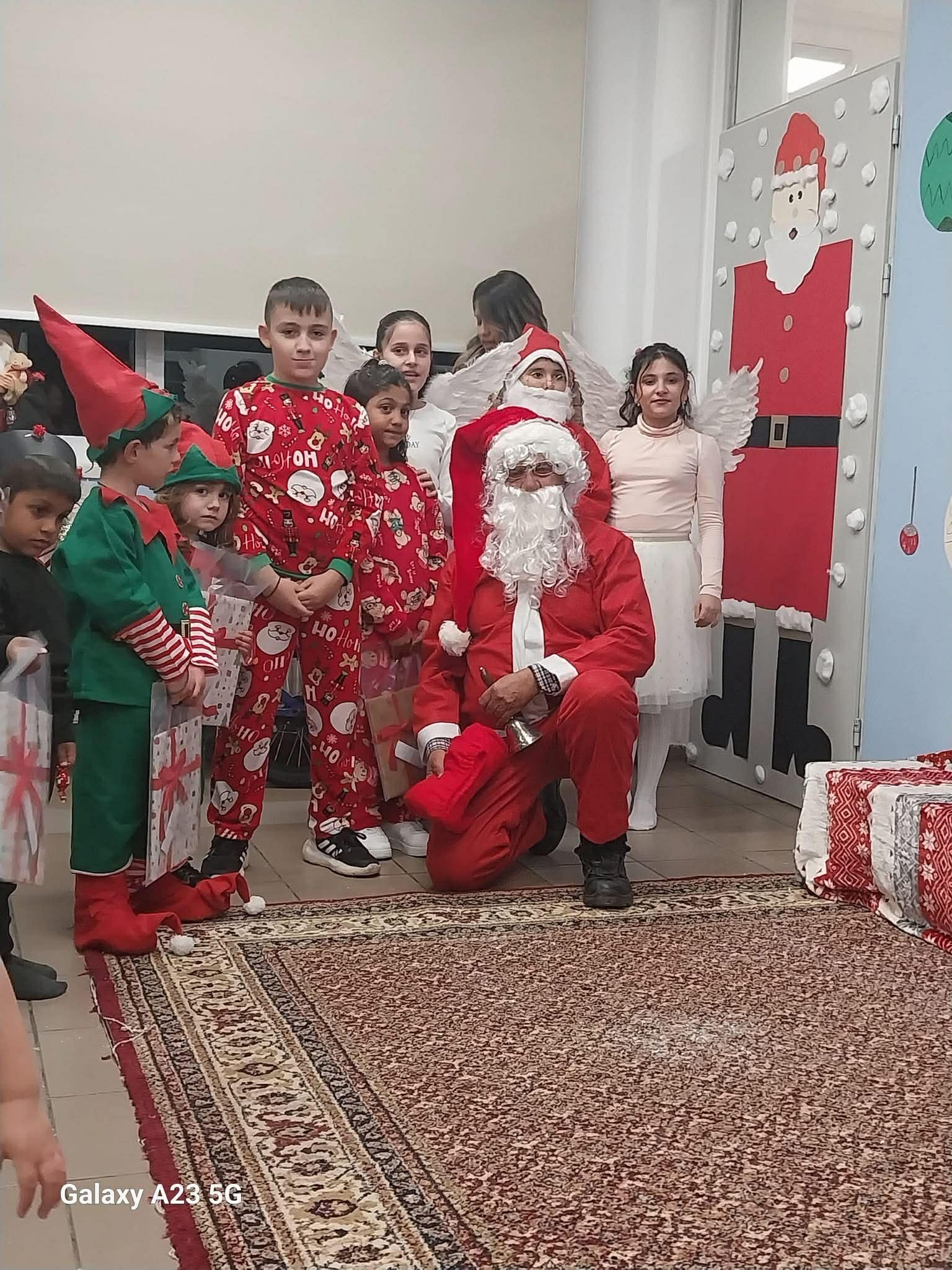 Γιορτινές στιγμές και παιδικά χαμόγελα στη χριστουγεννιάτικη εκδήλωση του Νηπιαγωγείου και Δημοτικού Νεοχωρίου