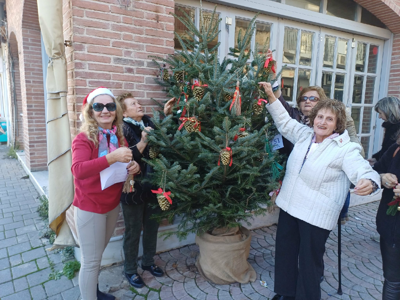 Το ΚΑΠΗ Τρίπολης στόλισε χριστουγεννιάτικο δέντρο στο κέντρο της πόλης