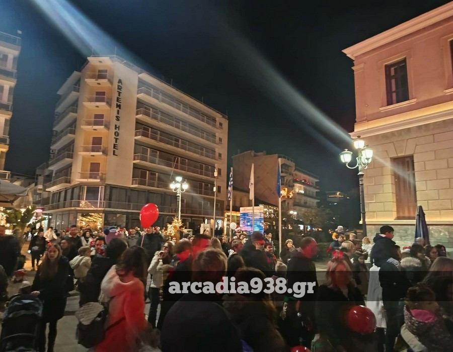Γέμισε... Άγιους Βασίληδες το κέντρο της πόλης!