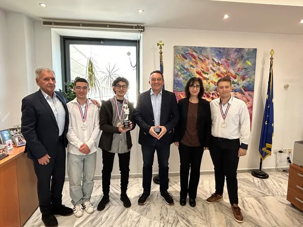 Ο Κώστας Βλάσης υποδέχθηκε μαθητές που κατέκτησαν τη 2η θέση στην Ολυμπιάδα Εκπαιδευτικής Ρομποτικής