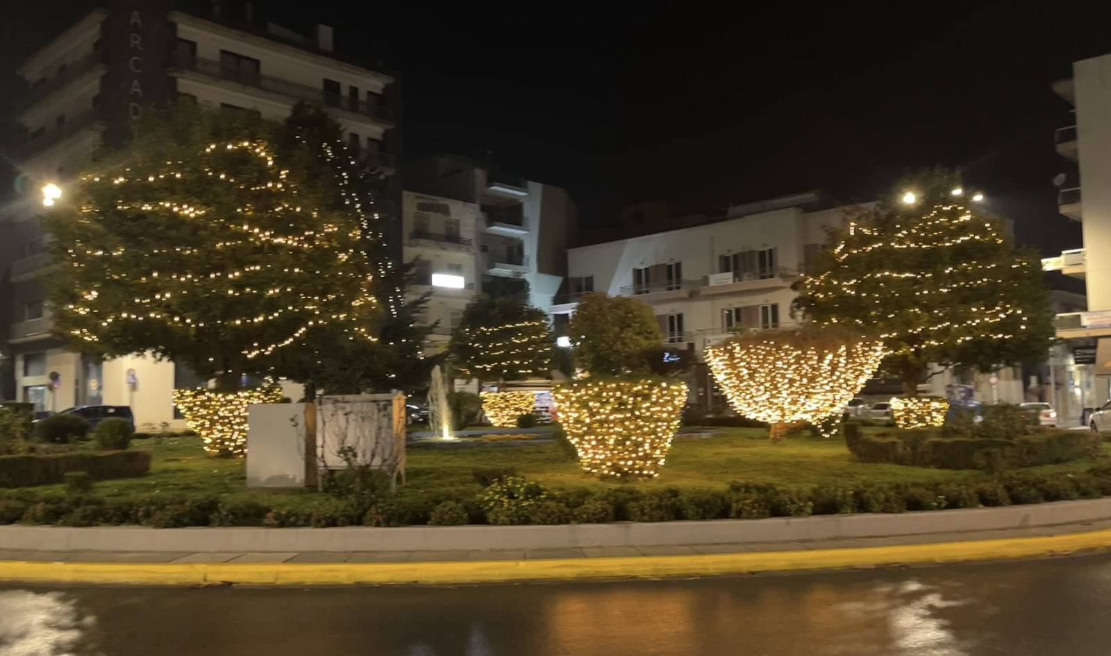Ελένη Καρούντζου: Αγνωστοι προκαλούν φθορές στον Χριστουγεννιάτικο στολισμό