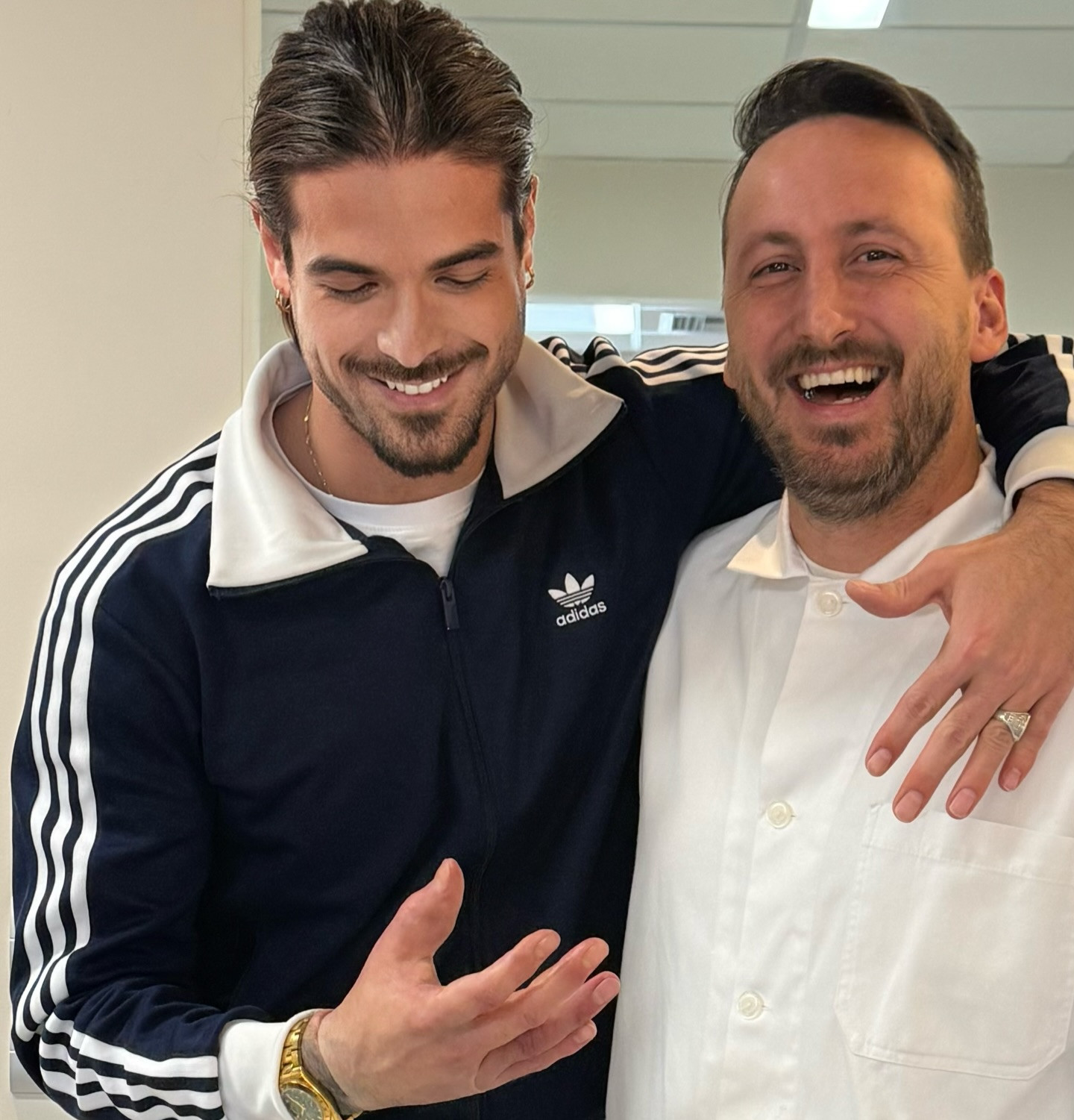 Ο Άρης Μουγκοπέτρος δείχνει για πρώτη φορά τα πρόσθετα δάχτυλά του