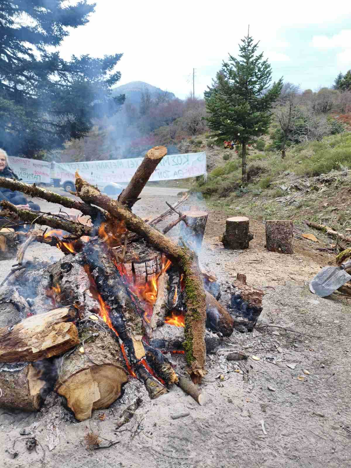 Αστυνομικές δυνάμεις στο μπλόκο του Κοσμά