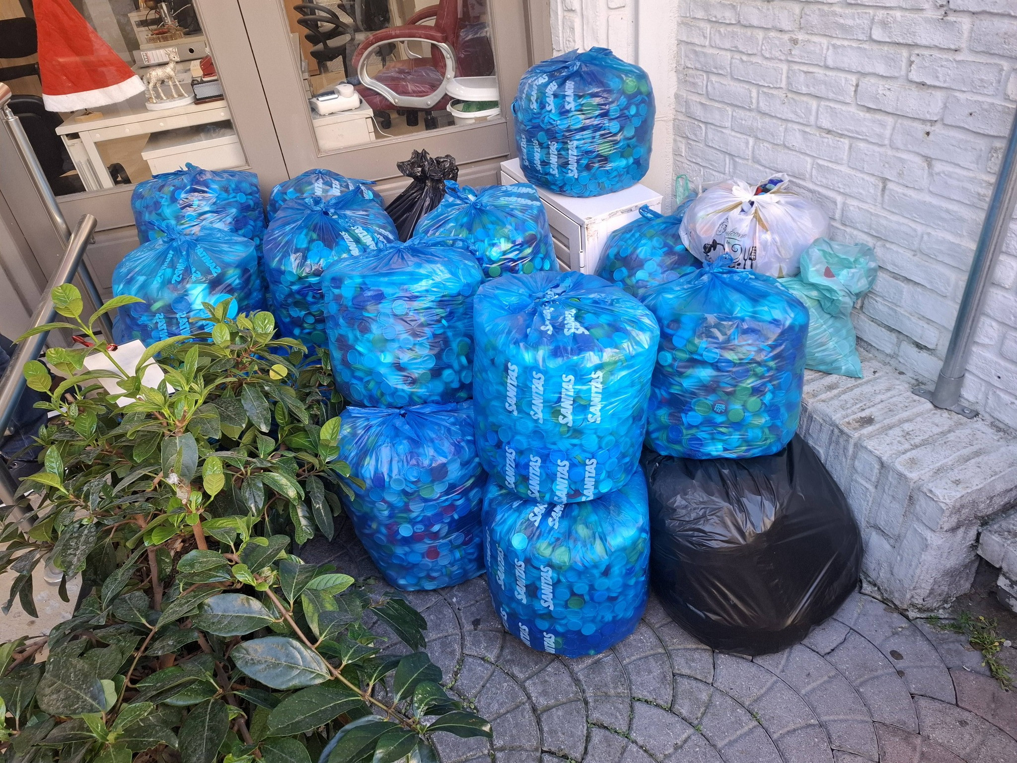 Μοίρασε πλαστικά καπάκια, αγάπη κι... αλληλεγγύη η Ελληνική Ομάδα Διάσωσης στον Σύλλογο ΑμεΑ Αρκαδίας