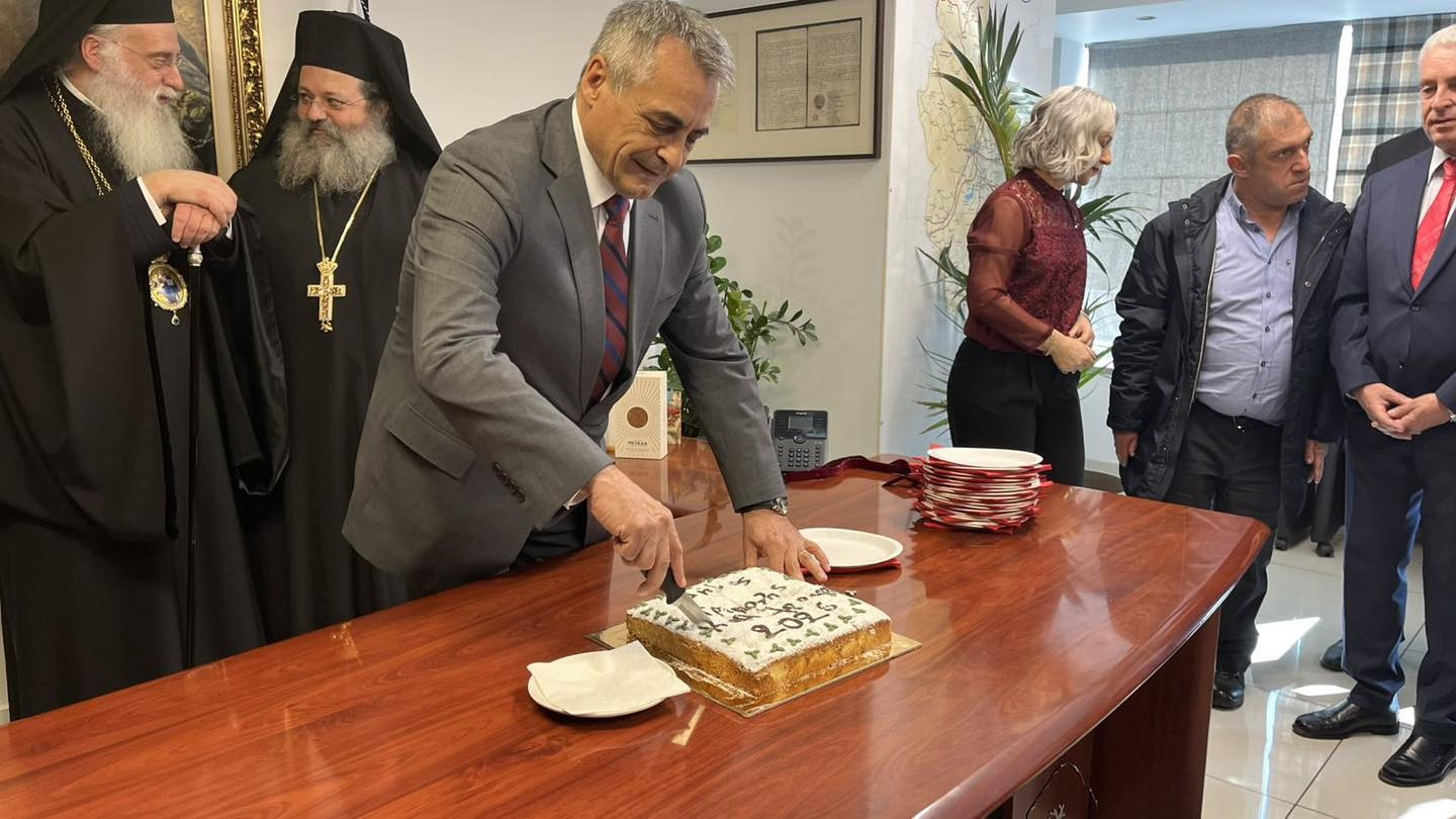 Δήμος Τρίπολης: Σε εορταστικό κλίμα η κοπή της πρωτοχρονιάτικης πίτας