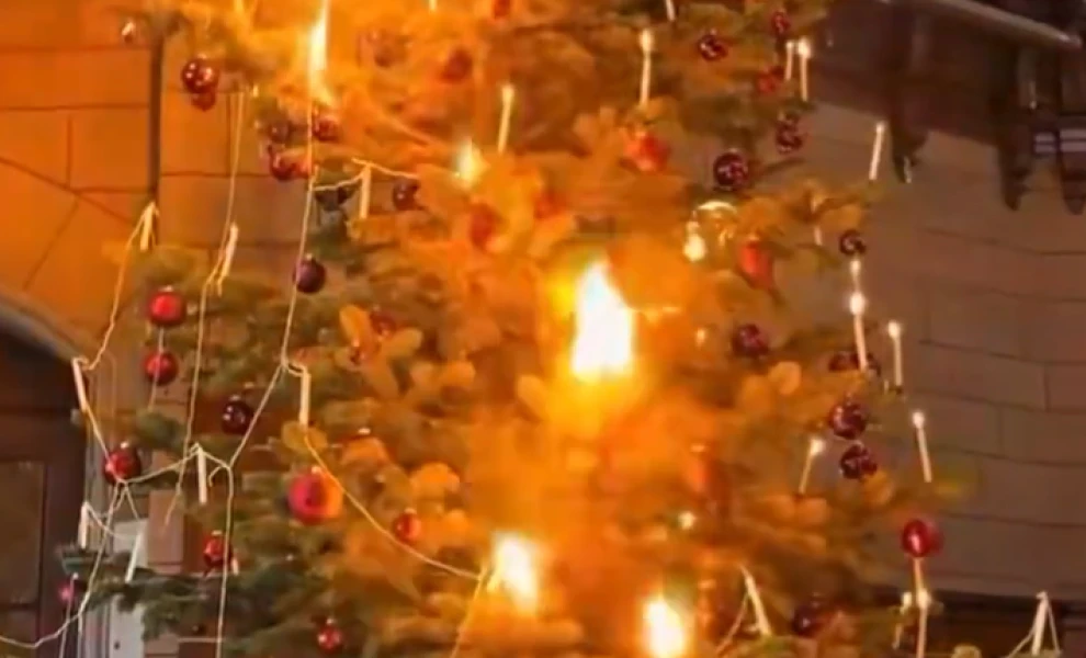 Στην καρδιά των Άλπεων το χριστουγεννιάτικο δέντρο ανάβει όπως πριν από 500 χρόνια