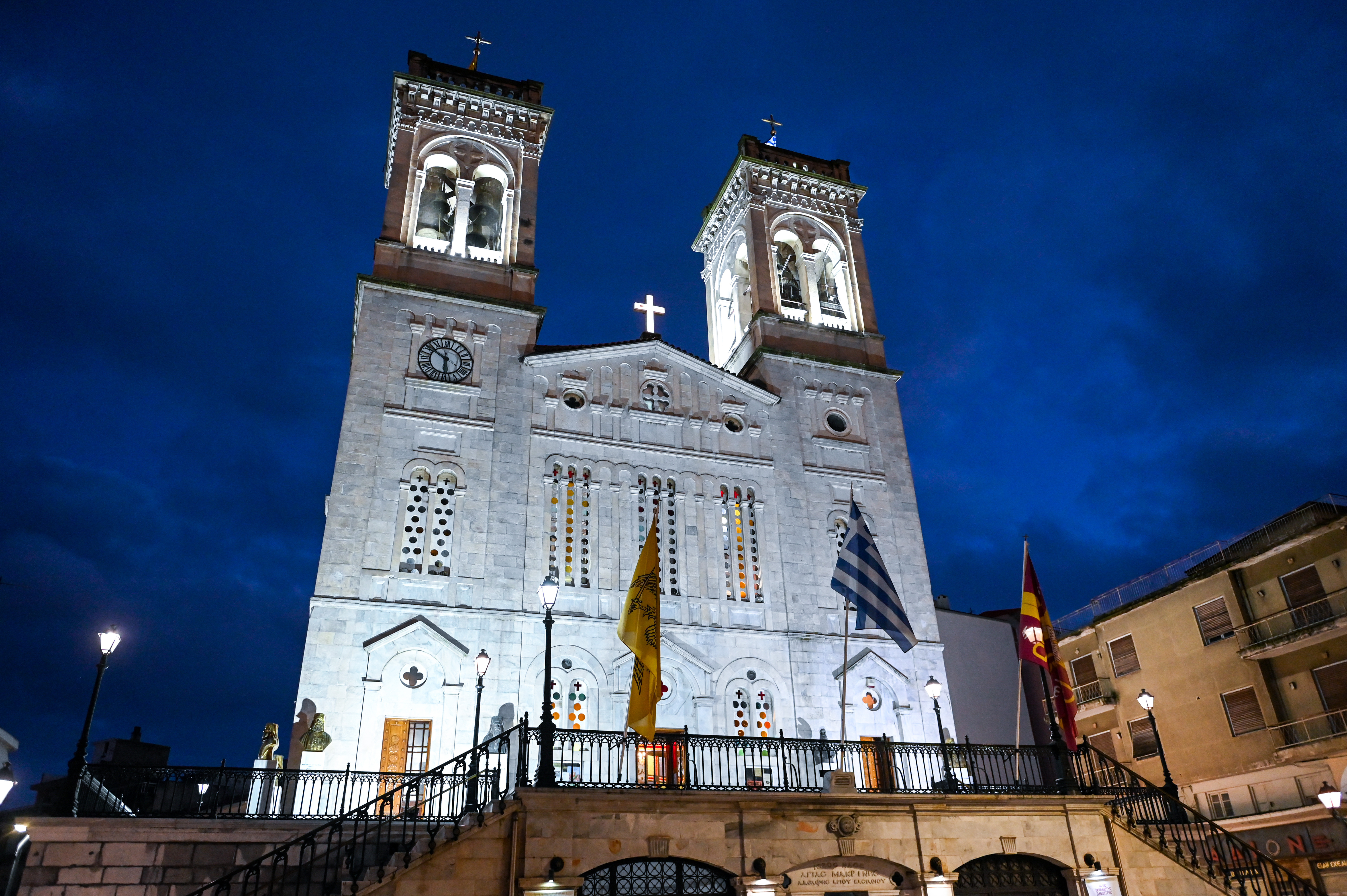Κατάνυξη και λαμπρότητα στον Άγιο Βασίλειο το βράδυ της παραμονής