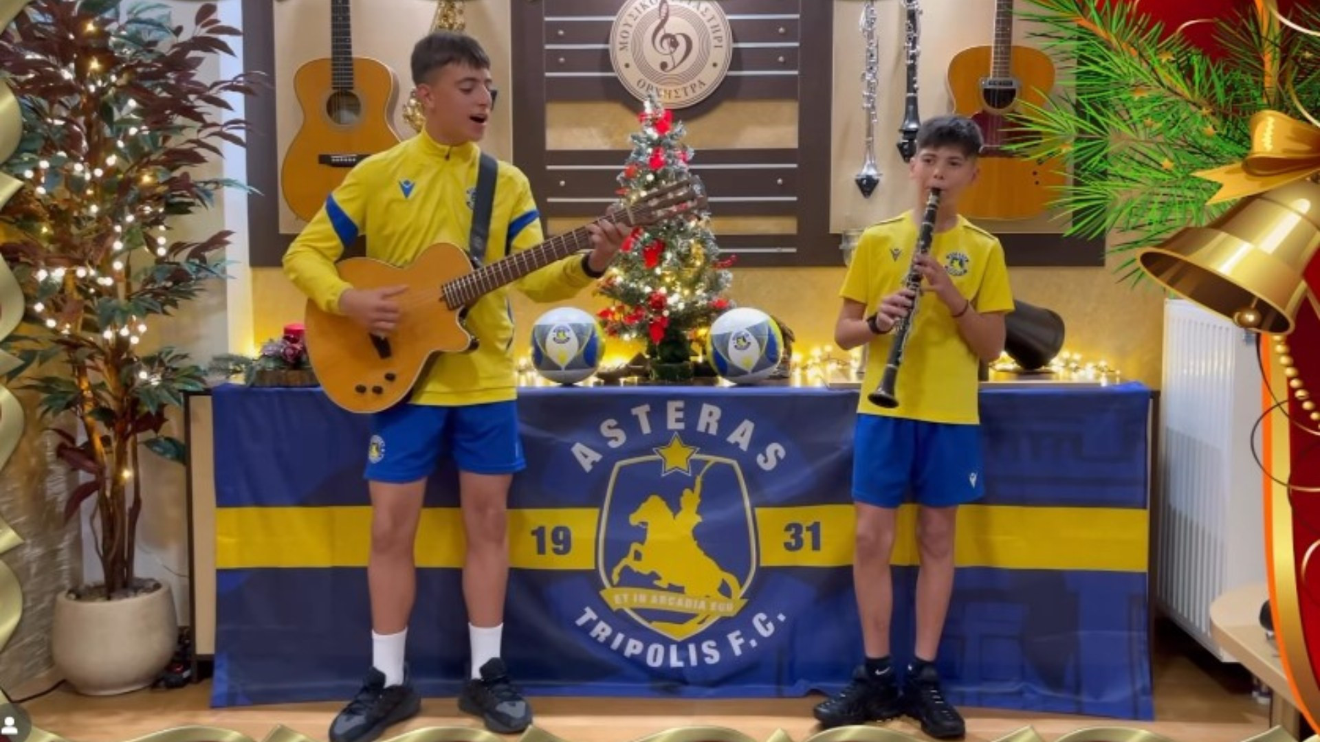 Αστεράκια έπαιξαν τα κάλαντα με κιθάρα και κλαρίνο (vid)
