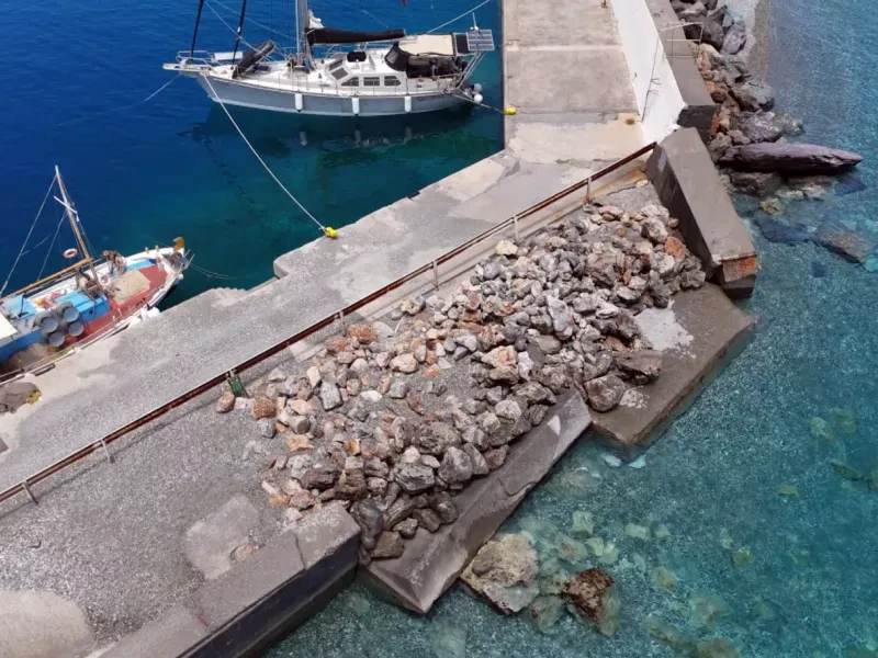 Πτώση Ι.Χ. οχήματος στο λιμάνι της Πλάκας την Παραμονή των Χριστουγέννων!