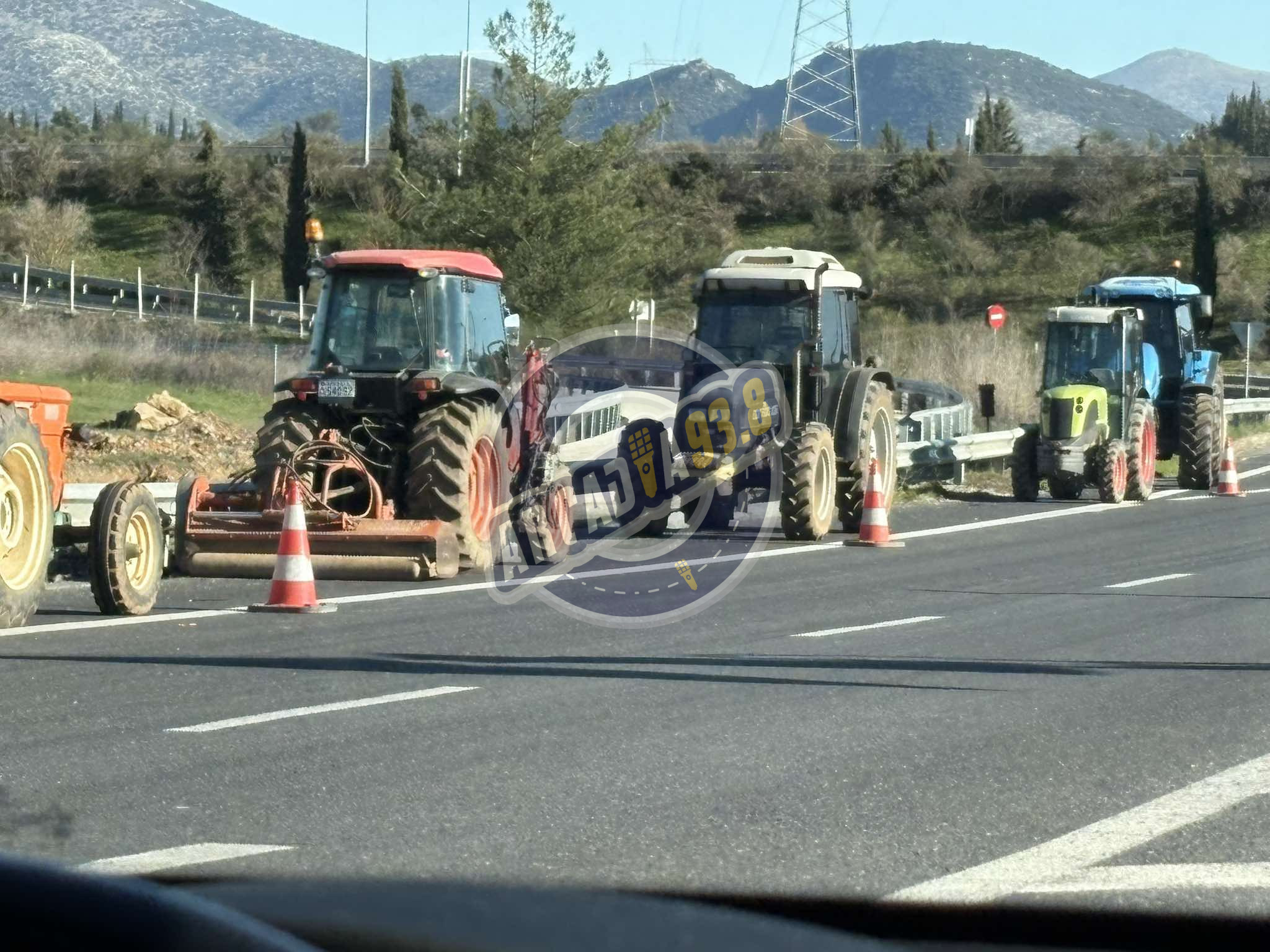 Αγρότες: Συνεχίζουν τις κινητοποιήσεις - Ανοίγουν τα μπλόκα για τις γιορτές