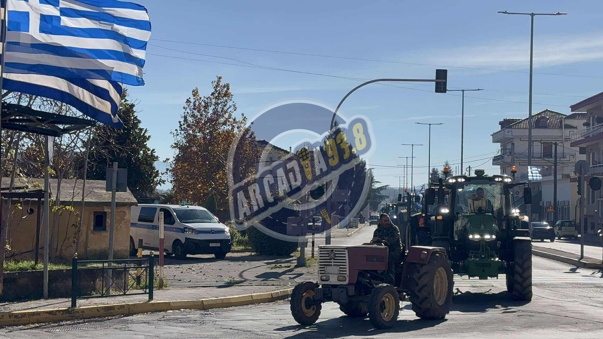 Αγρότες με τρακτέρ στο κέντρο της Τρίπολης