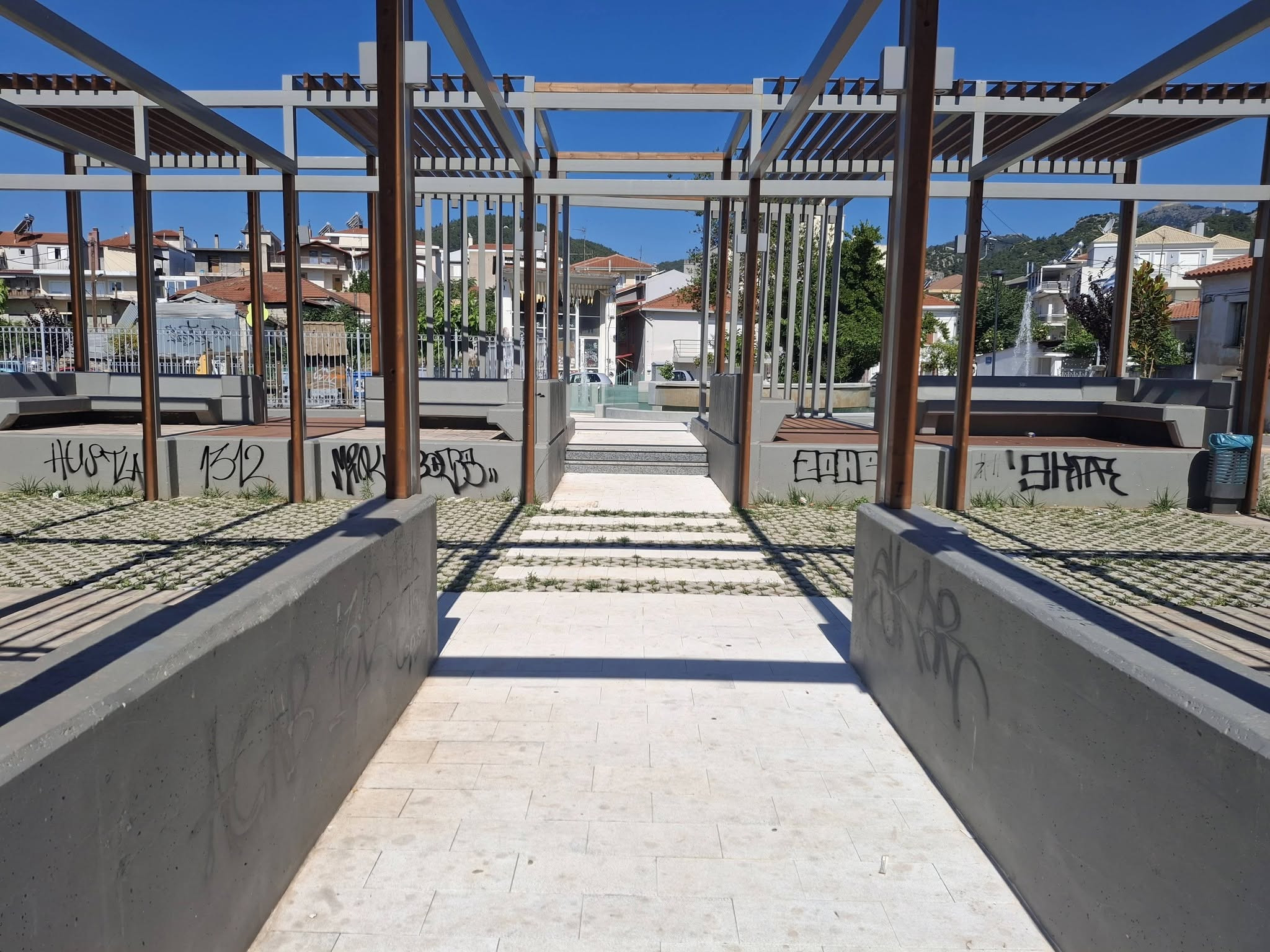 Βανδάλισαν με γκράφιτι την καινούργια πλατεία στην Αγία Βαρβάρα