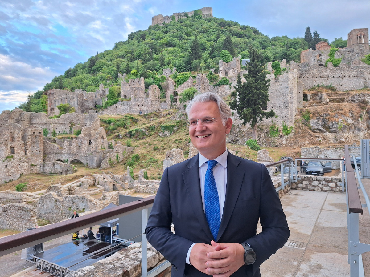 &Delta;&eta;&mu;ή&tau;&rho;&eta;&sigmaf; &Pi;&tau;&omega;&chi;ό&sigmaf;: "&Omicron; &Mu;&upsilon;&sigma;&tau;&rho;ά&sigmaf; &sigma;&upsilon;&nu;&epsilon;&chi;ί&zeta;&epsilon;&iota; &nu;&alpha; &alpha;&phi;&eta;&gamma;&epsilon;ί&tau;&alpha;&iota; &tau;&eta;&nu; &psi;&upsilon;&chi;ή &tau;&omicron;&upsilon; &Epsilon;&lambda;&lambda;&eta;&nu;&iota;&sigma;&mu;&omicron;ύ &sigma;&tau;&omicron;&nu; &kappa;ό&sigma;&mu;&omicron;"