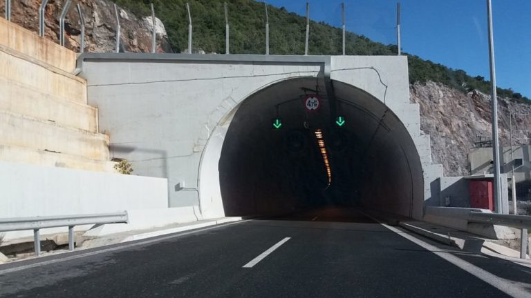 Ολιγόλεπτοι αποκλεισμοί σε τμήματα του "Μορέα" λόγω μεταφοράς τμημάτων ανεμογεννητριών
