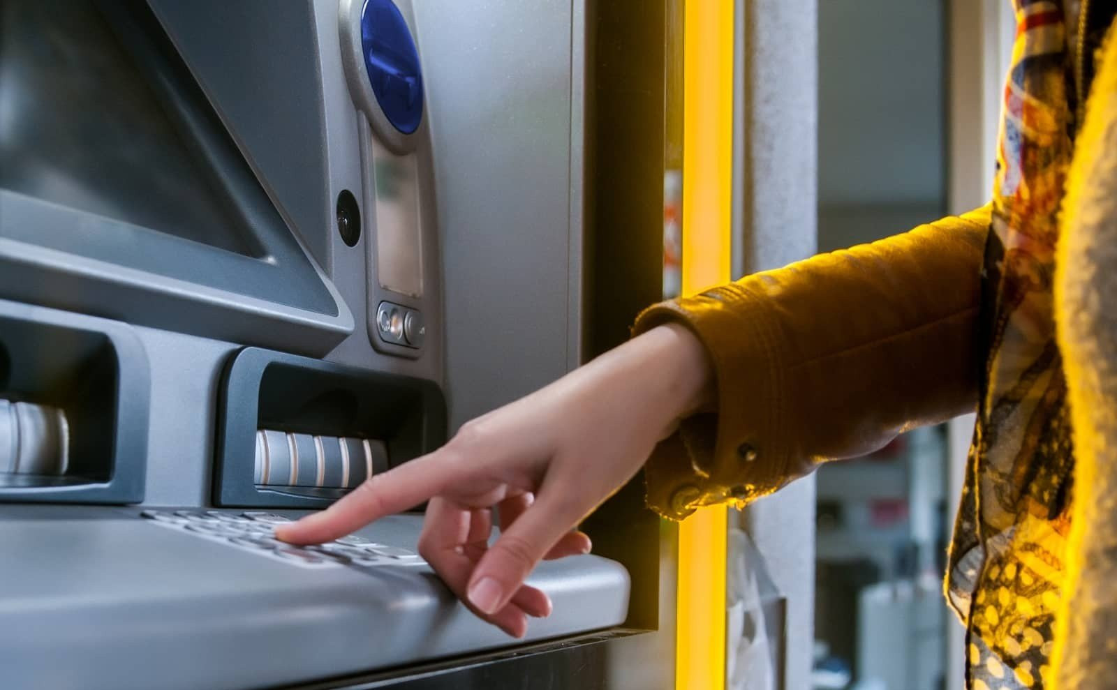 Εορταστικό ωράριο τραπεζών: Ποιες ημέρες παραμένουν κλειστά τα καταστήματα