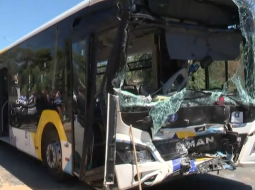 Σοβαρό τροχαίο με πολλούς τραυματίες από τη σύγκρουση δύο λεωφορείων στη Βούλα!