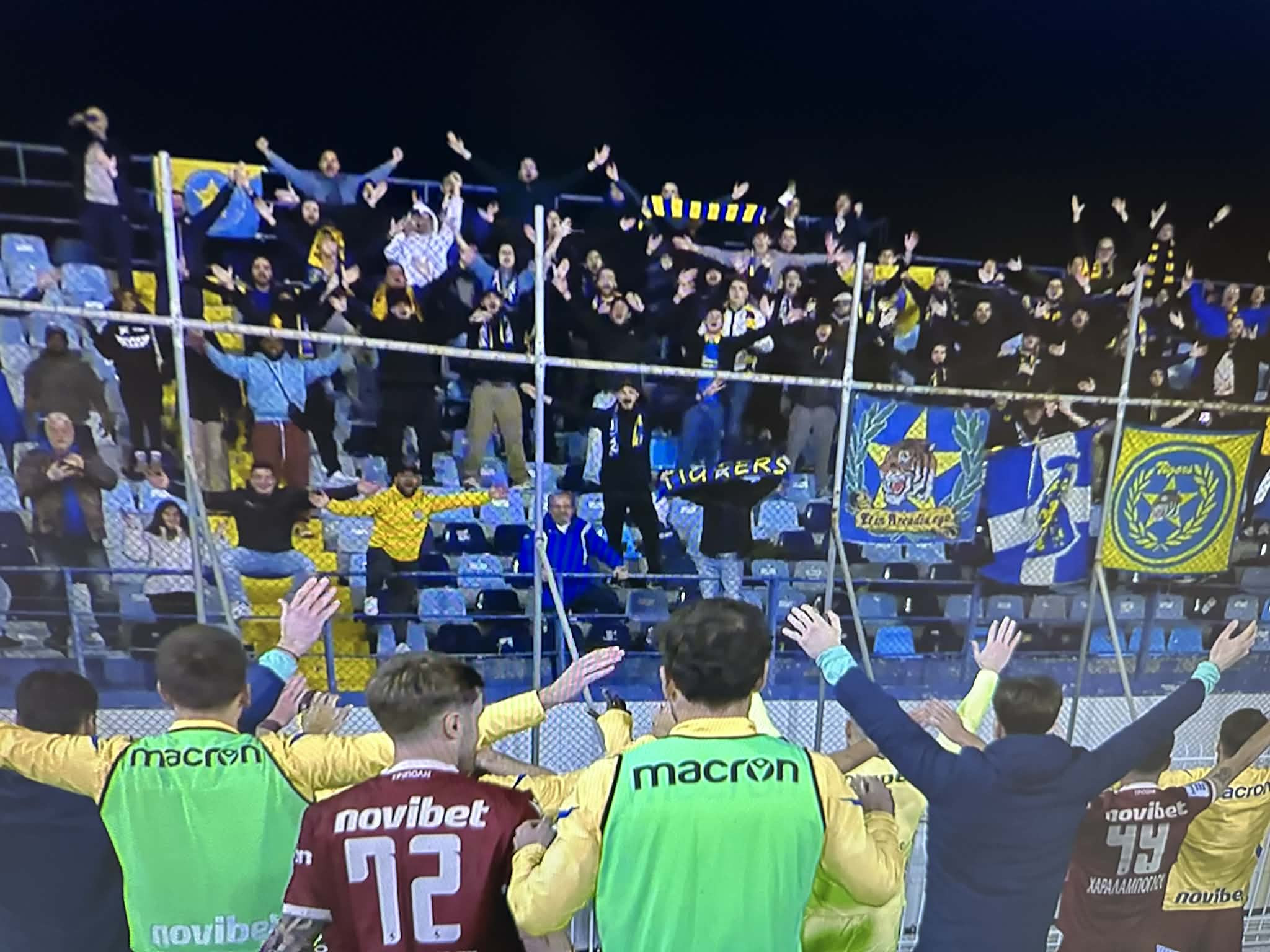 Ποτέ και πουθενά μόνος - Κόσμος και παίκτες έγιναν "ένα" μετά τη νίκη στο Περιστέρι