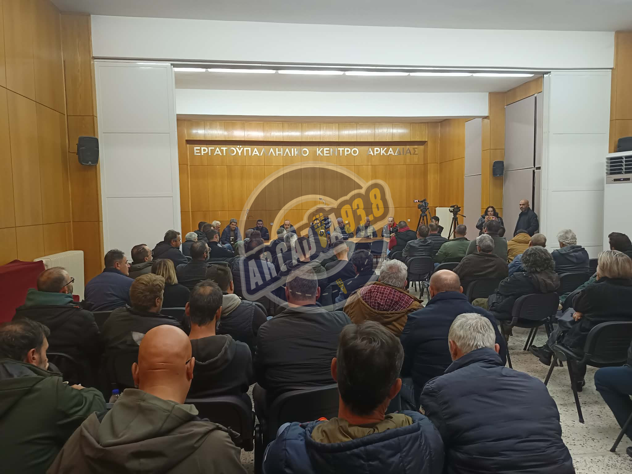 "Ο Υπουργός Αγροτικής Ανάπτυξης πίνει, ακόμα, φραπέ και τσίπουρα στην Κρήτη! "