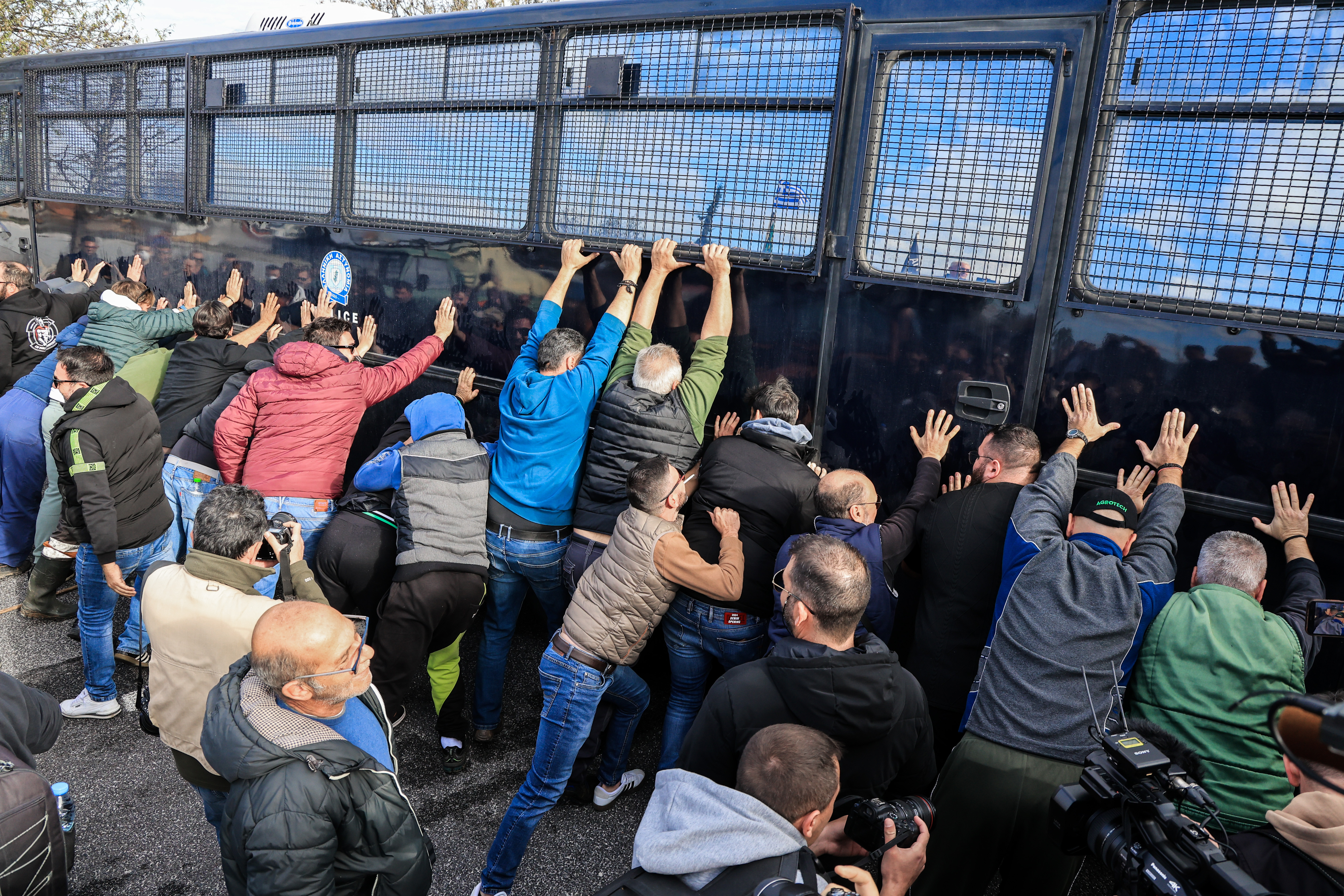 Στους δρόμους οι αγρότες - Ένταση με την αστυνομία στο μπλόκο της Νίκαιας στη Λάρισα