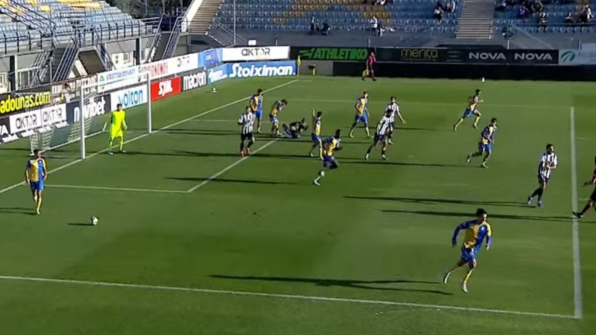 Πέναλτι ντροπή με απίστευτη υπόδειξη του βοηθού! (vid)