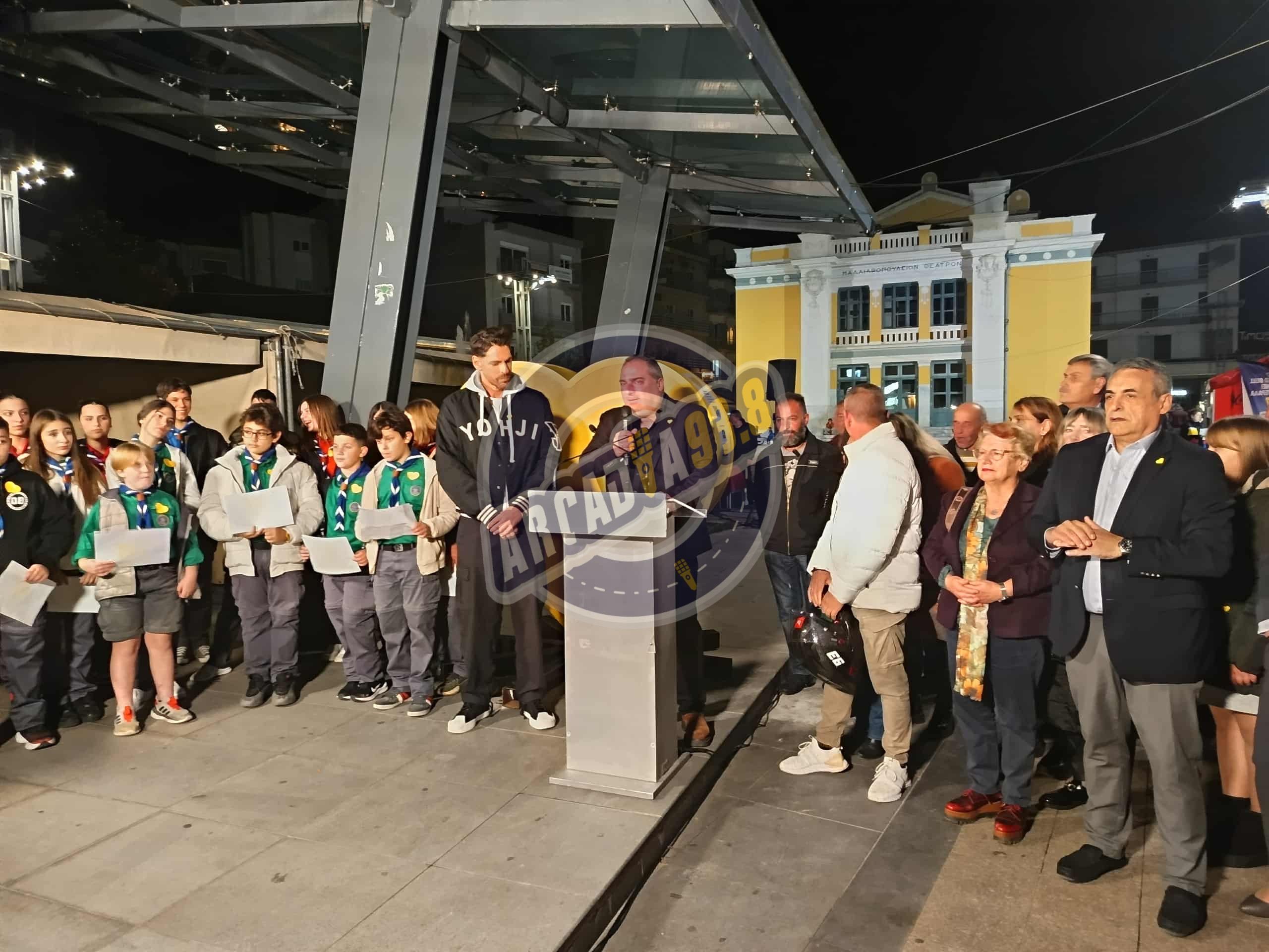 Φωταγωγήθηκε η "κίτρινη καρδιά" στην πλατεία Πετρινού της Τρίπολης (pics-vid)