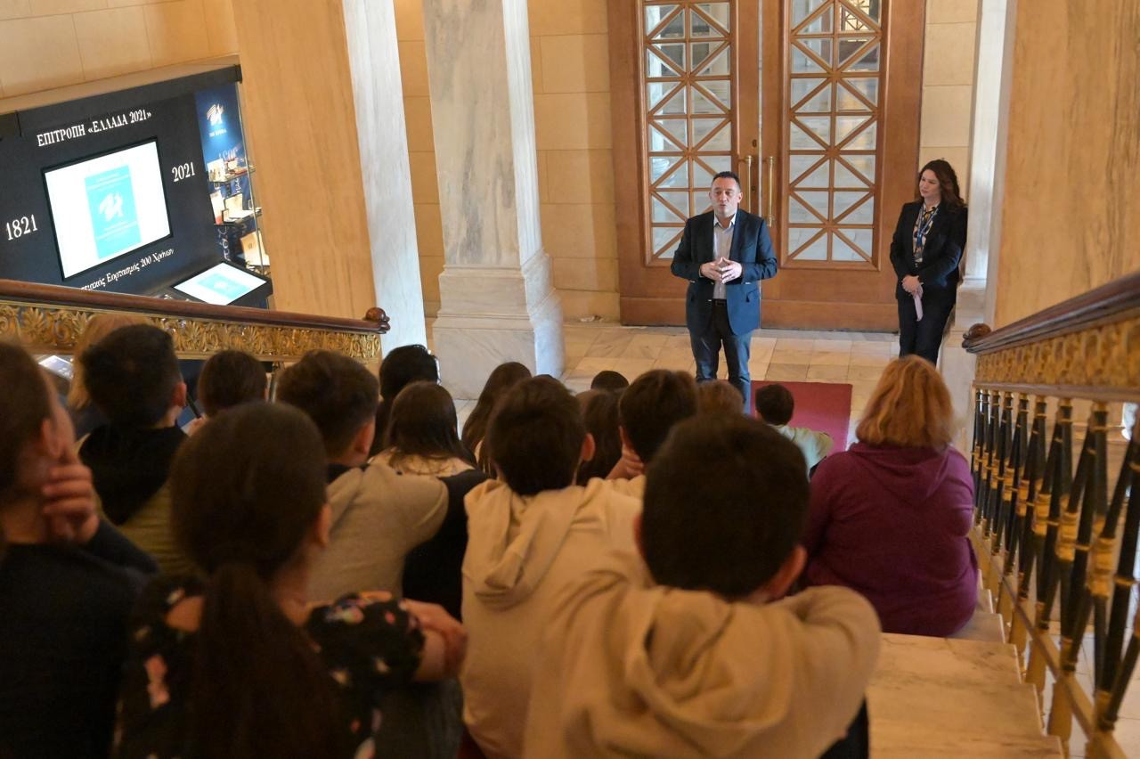 Ξύπνησαν θύμησες στον Κώστα Βλάση από την επίσκεψη του 3ου Δημοτικού Τρίπολης στη Βουλή